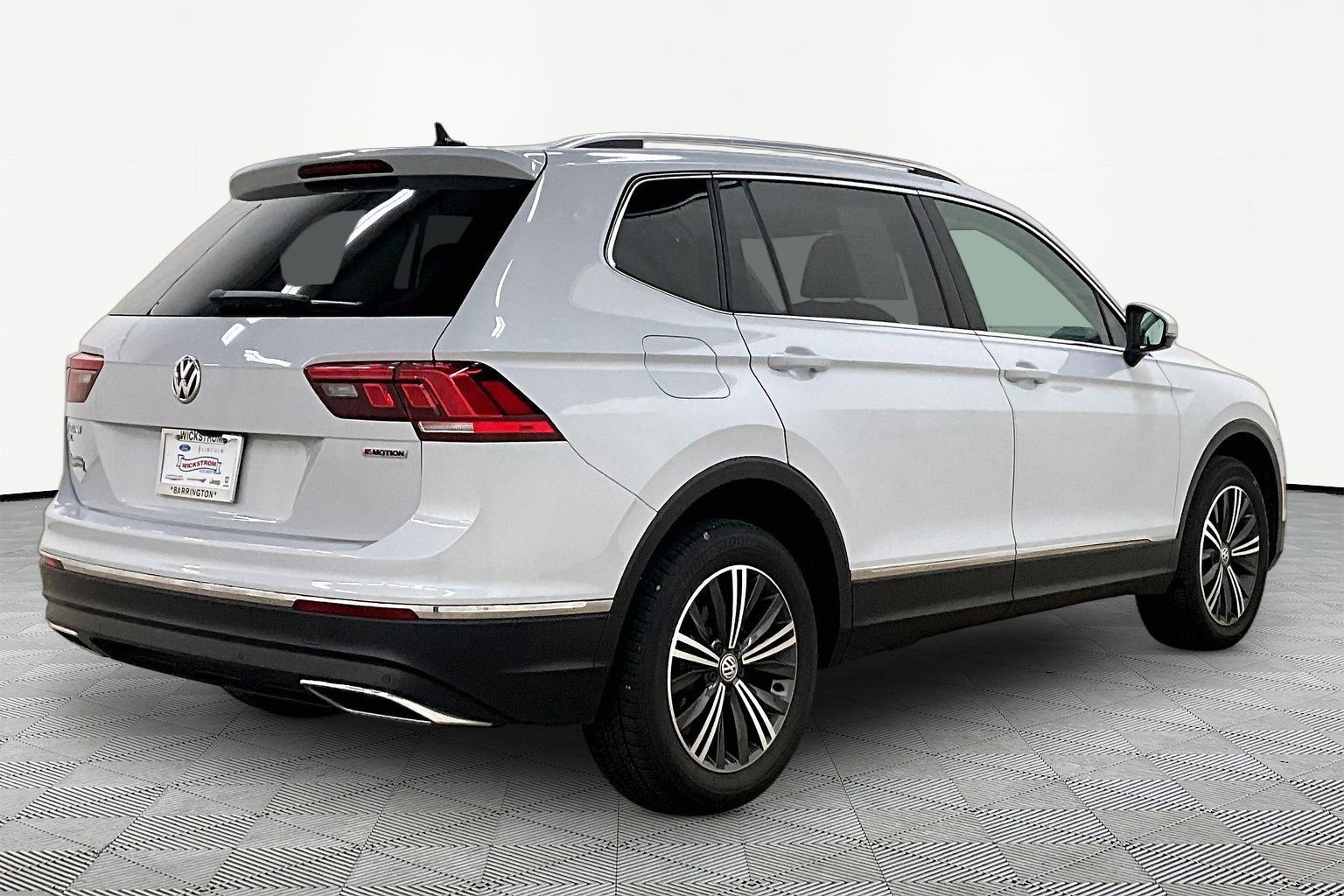 Used 2019 Volkswagen Tiguan SEL with VIN 3VV2B7AX1KM011517 for sale in Barrington, IL