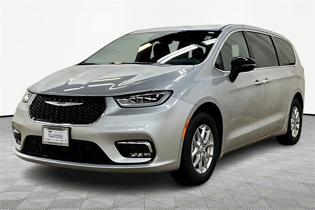 2026 Chrysler Pacifica Select's photo