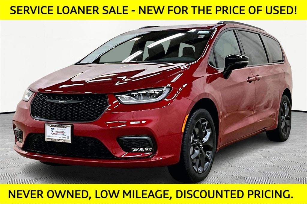 2026 Chrysler Pacifica Select's photo