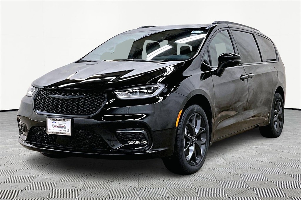 2026 Chrysler Pacifica Select's photo