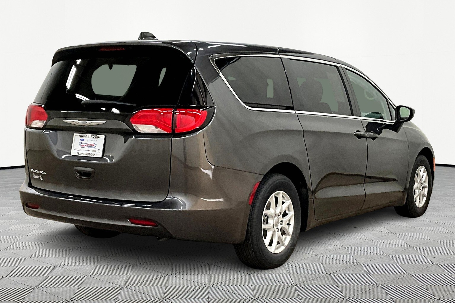 2017 Chrysler Pacifica Touring photo 2