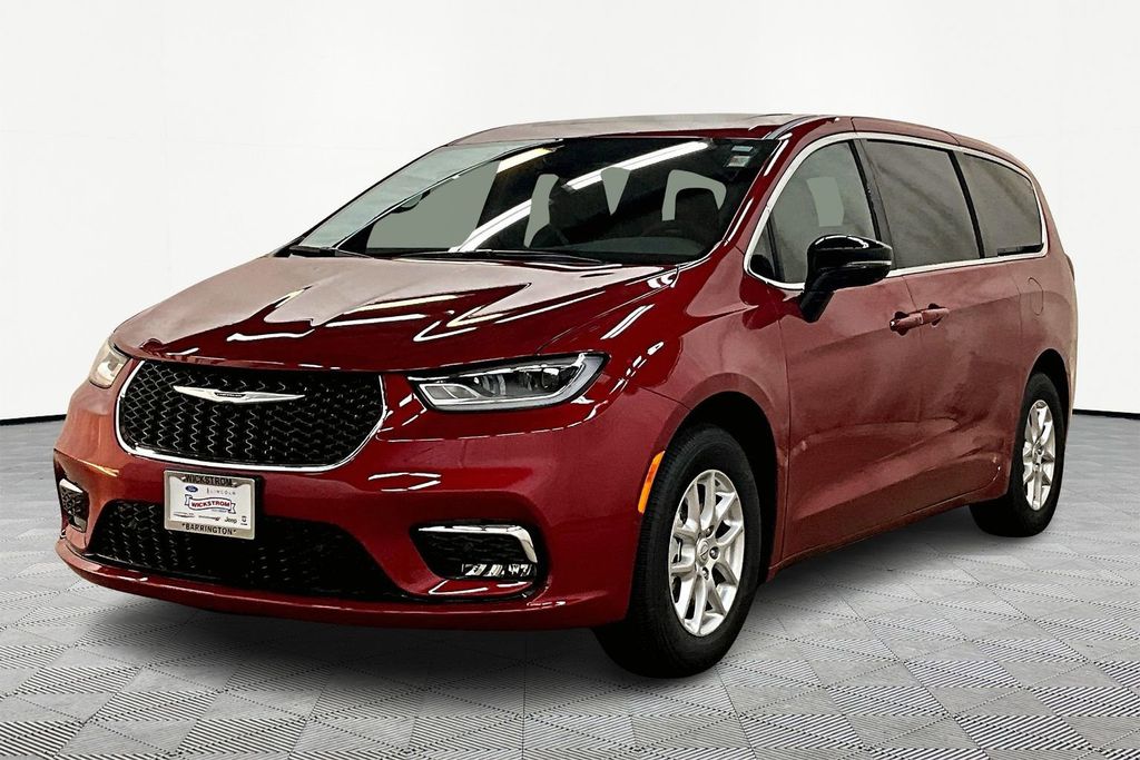 2026 Chrysler Pacifica Select's photo