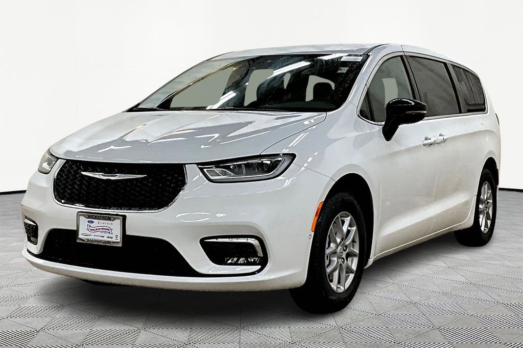 2026 Chrysler Pacifica Select's photo