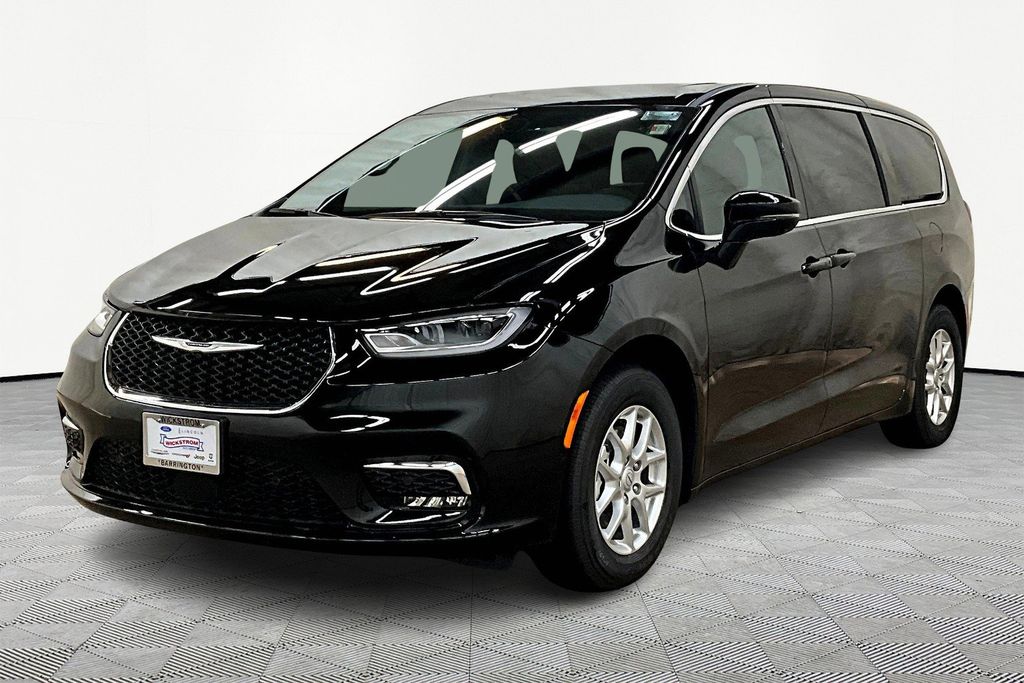 2026 Chrysler Pacifica Select's photo