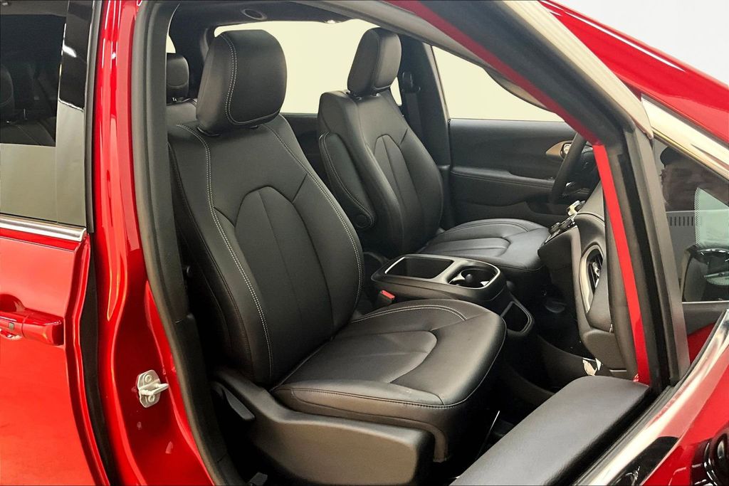 2026 Chrysler Pacifica Select - Photo 13