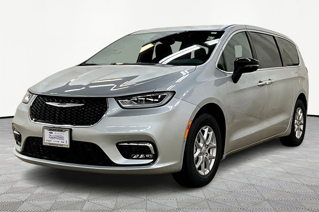 2026 Chrysler Pacifica Select's photo