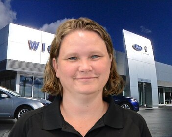 Staff member Jennifer Collins from ID_2ff883