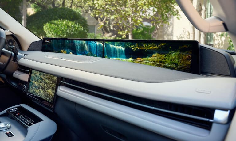 2025 Lincoln Navigator infotainment system and front
