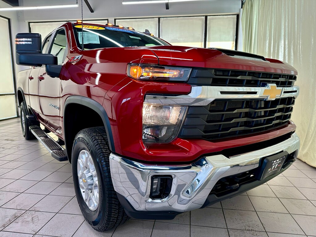2024 Chevrolet Silverado LT photo 2