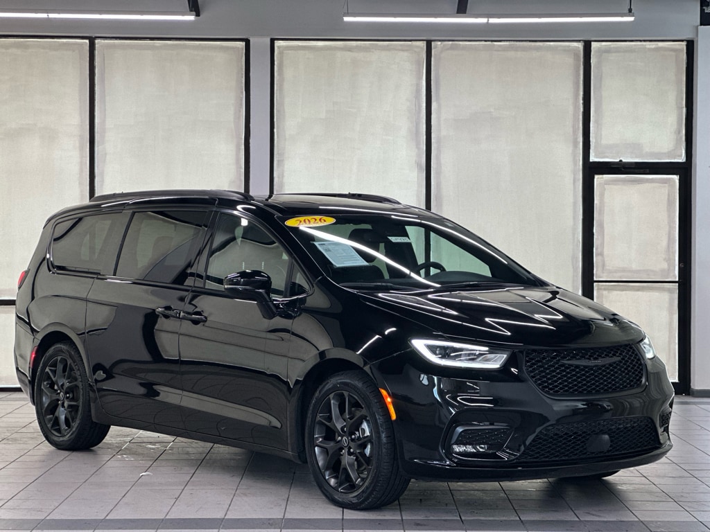 2026 Chrysler Pacifica Limited's photo