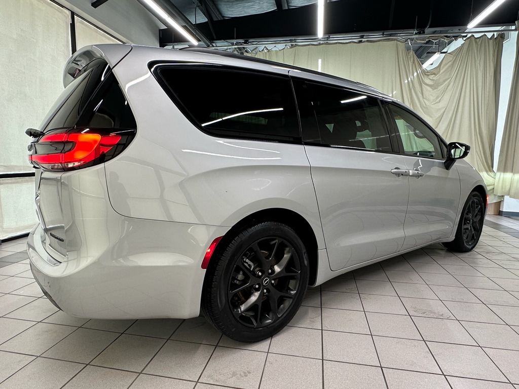 Used 2026 Chrysler Pacifica Limited Van Passenger Van