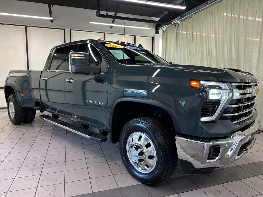 2025 Chevrolet Silverado 3500HD LTZ photo 3