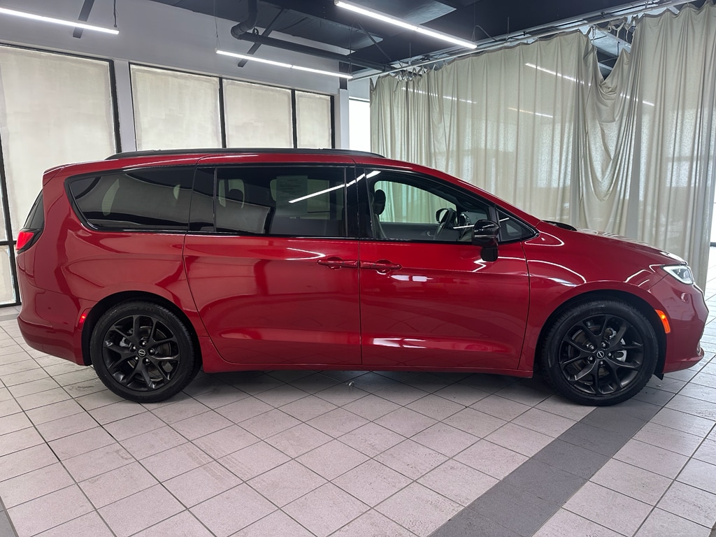 Used 2026 Chrysler Pacifica Limited Van Passenger Van