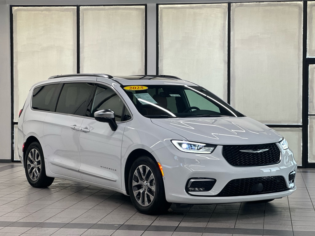 2025 Chrysler Pacifica Hybrid Pinnacle PHEV's photo