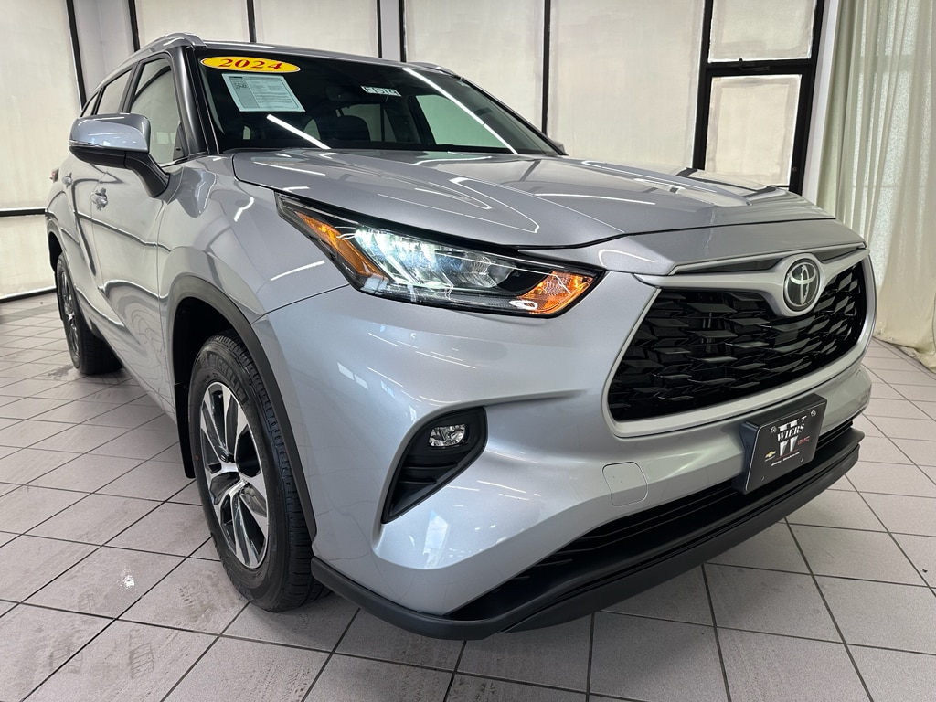 Used 2024 Toyota Highlander LE with VIN 5TDKDRBH2RS560505 for sale in Demotte, IN