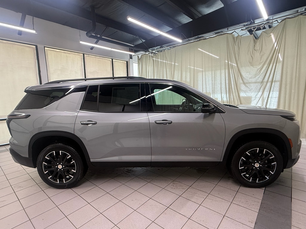 Used 2025 Chevrolet Traverse LT SUV