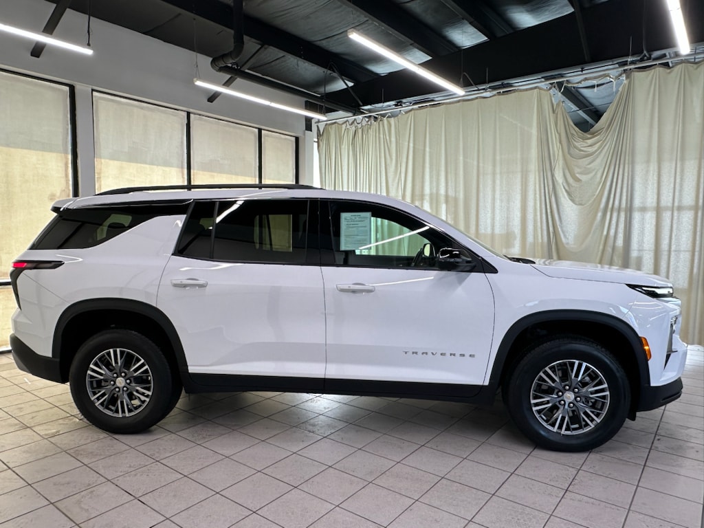 Used 2024 Chevrolet Traverse LT SUV