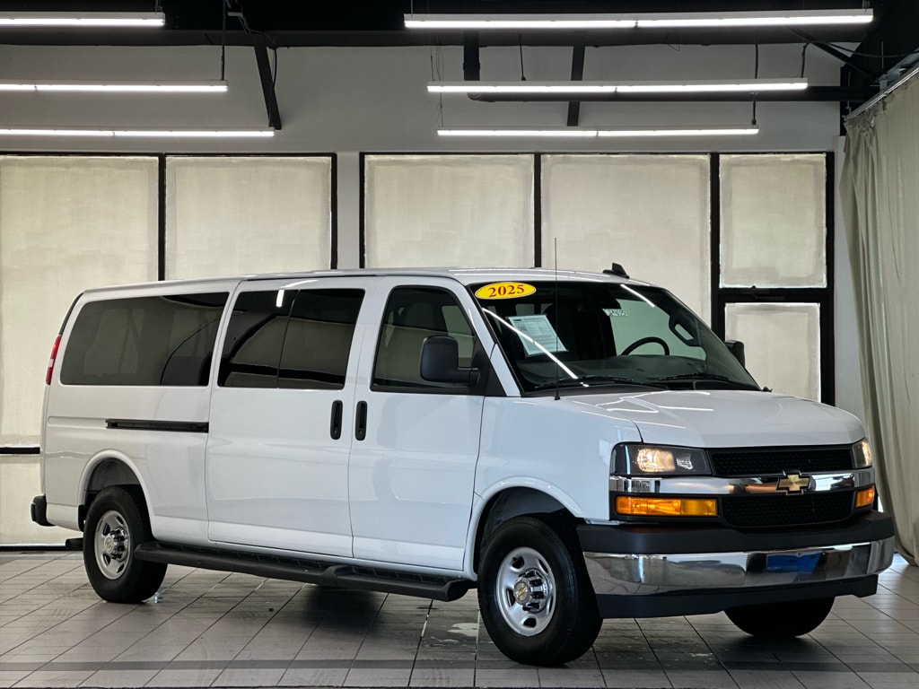2025 Chevrolet Express 3500 LT Extended's photo