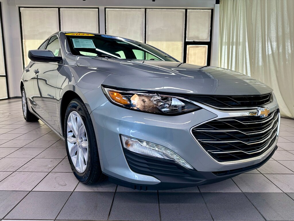 2025 Chevrolet Malibu 1LT photo 2