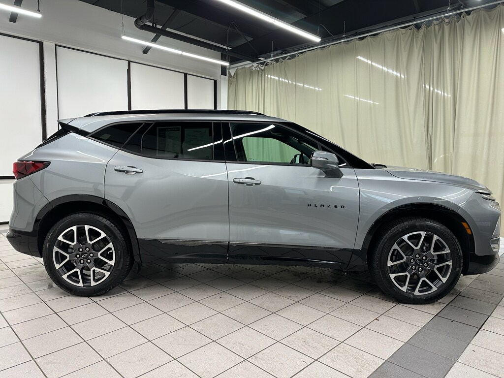 2025 Chevrolet Blazer RS photo 3