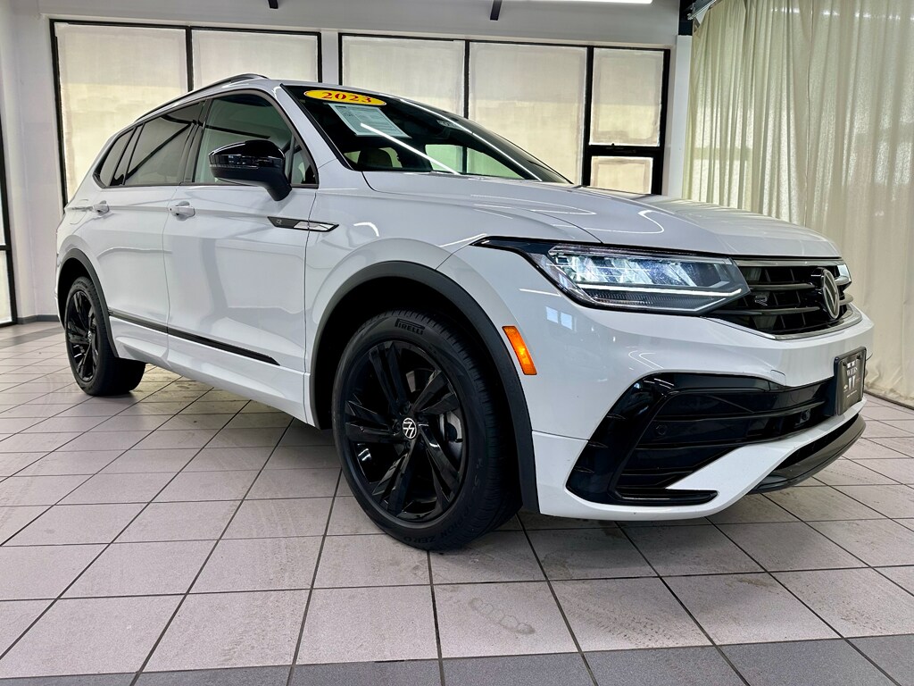2023 Volkswagen Tiguan SE R-Line Black photo 2