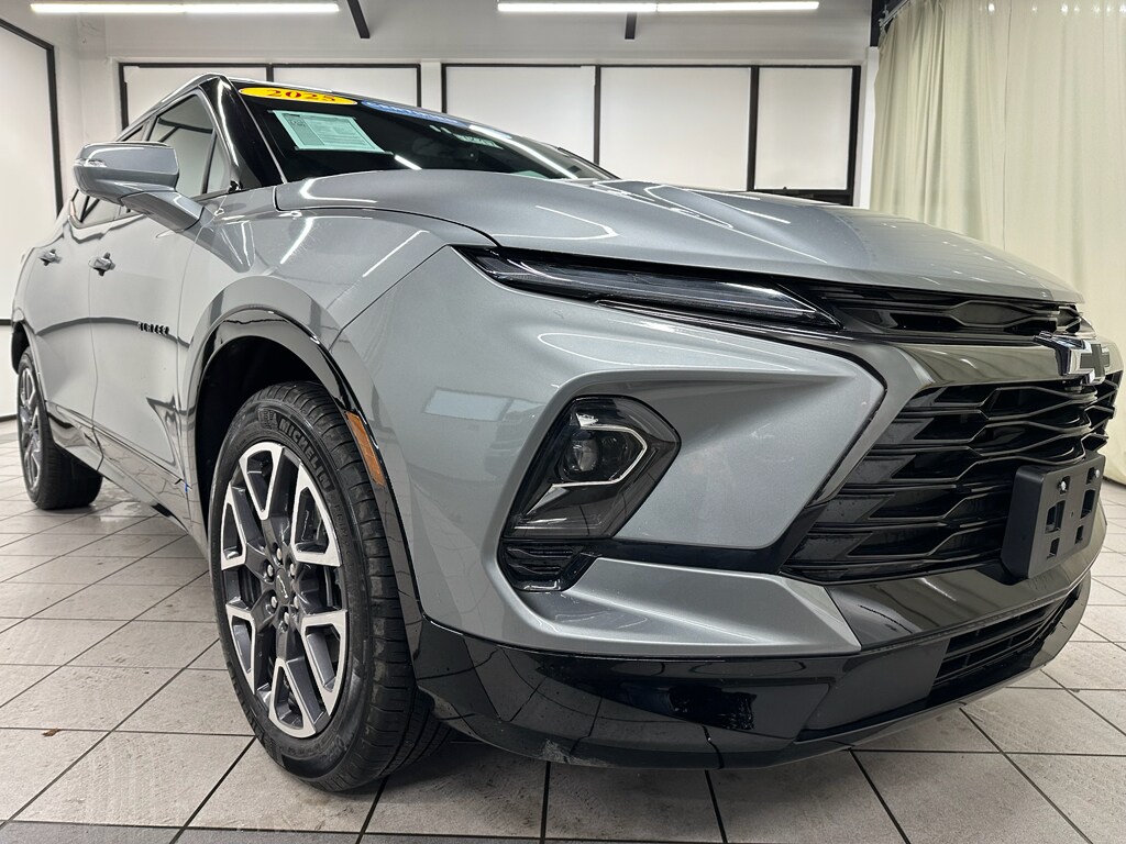 2025 Chevrolet Blazer RS photo 2
