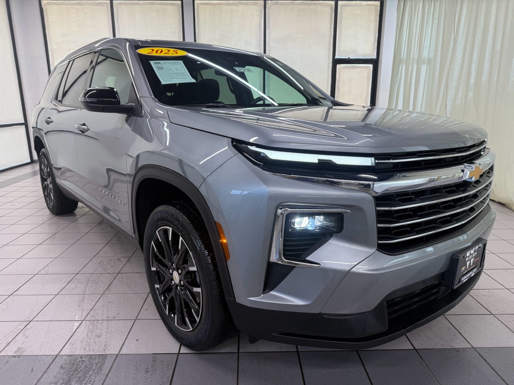 Used 2025 Chevrolet Traverse LT SUV