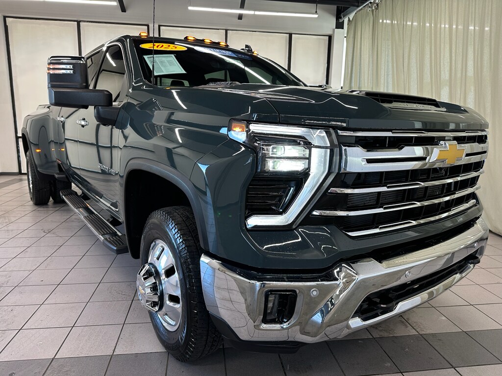 2025 Chevrolet Silverado 3500HD LTZ photo 2