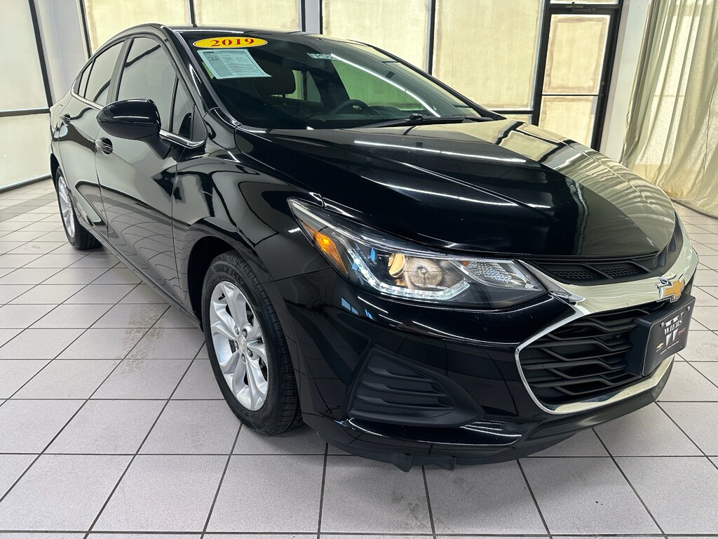 Used 2019 Chevrolet Cruze LT with VIN 1G1BE5SM0K7143752 for sale in De Motte, IN
