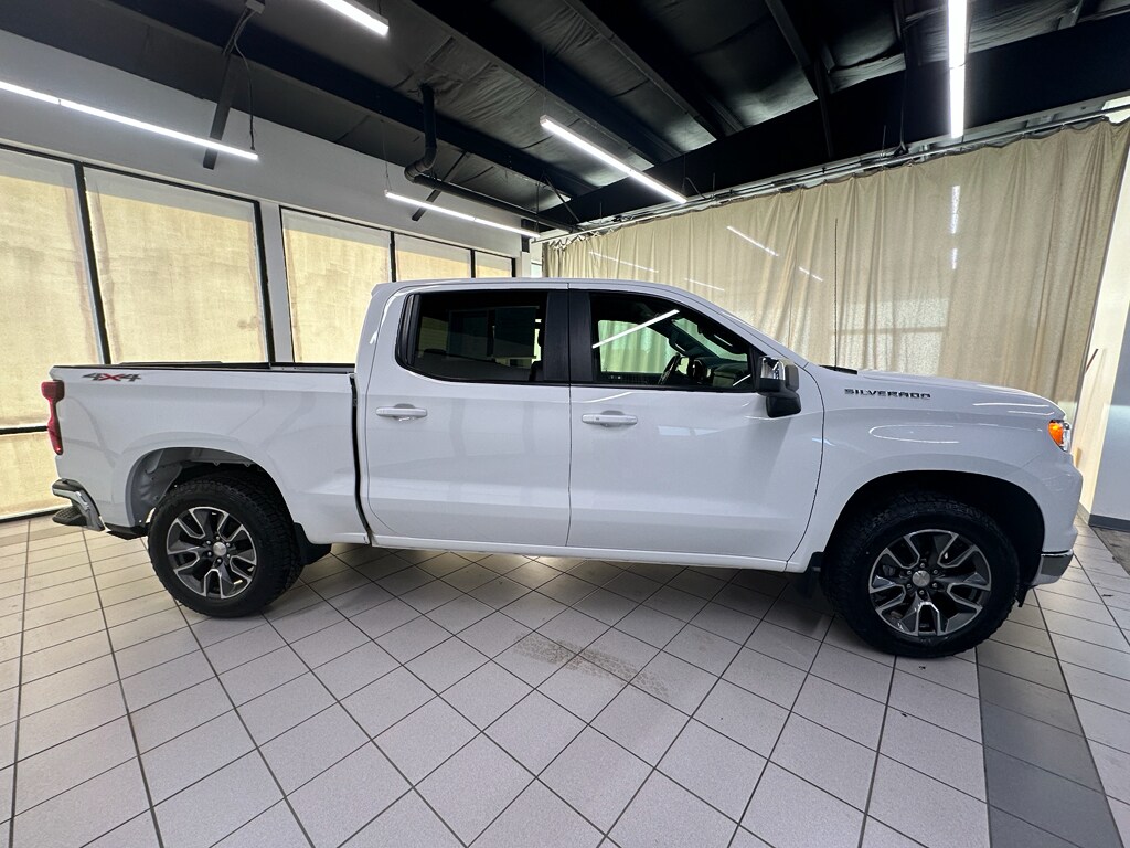 2022 Chevrolet Silverado 1500 LT photo 3