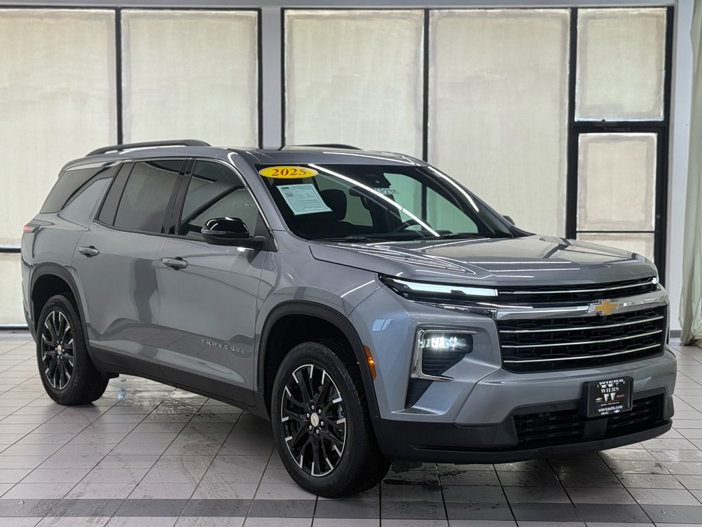 Used 2025 Chevrolet Traverse LT SUV