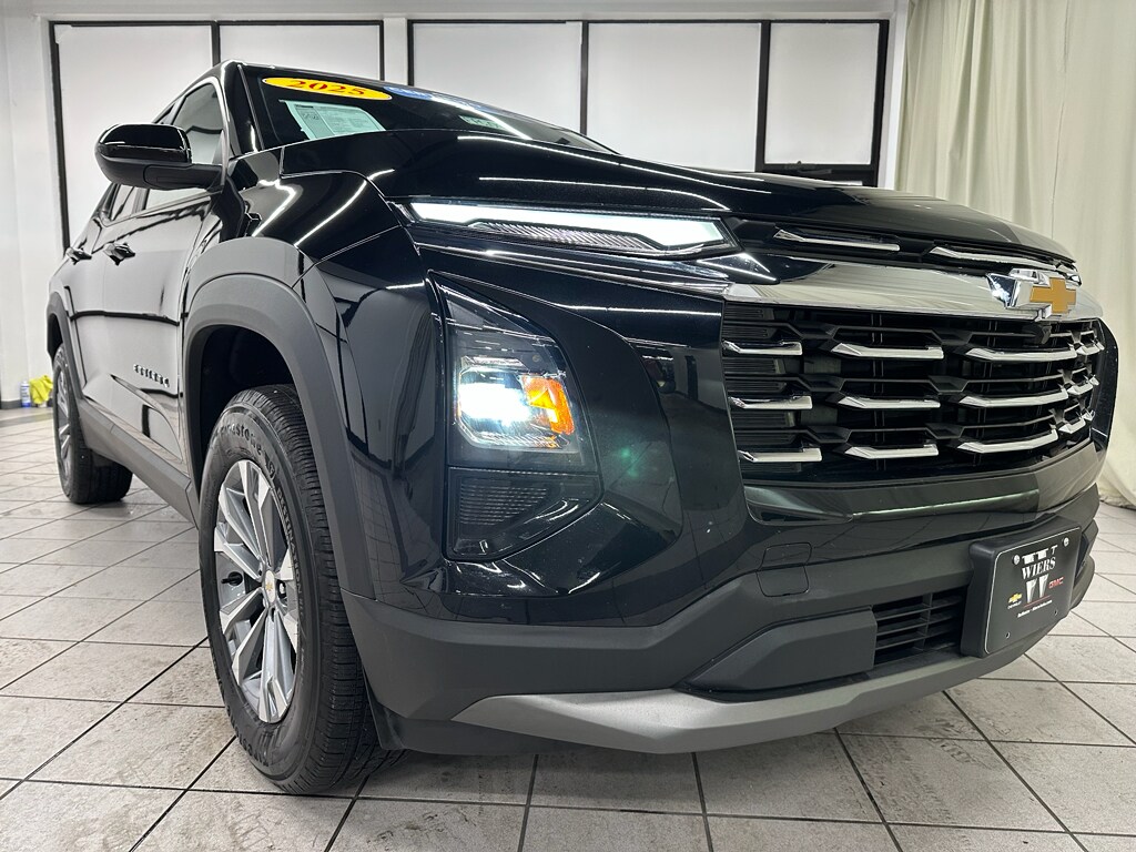 2025 Chevrolet Equinox LT photo 2