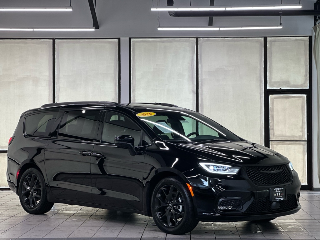 2026 Chrysler Pacifica Limited's photo