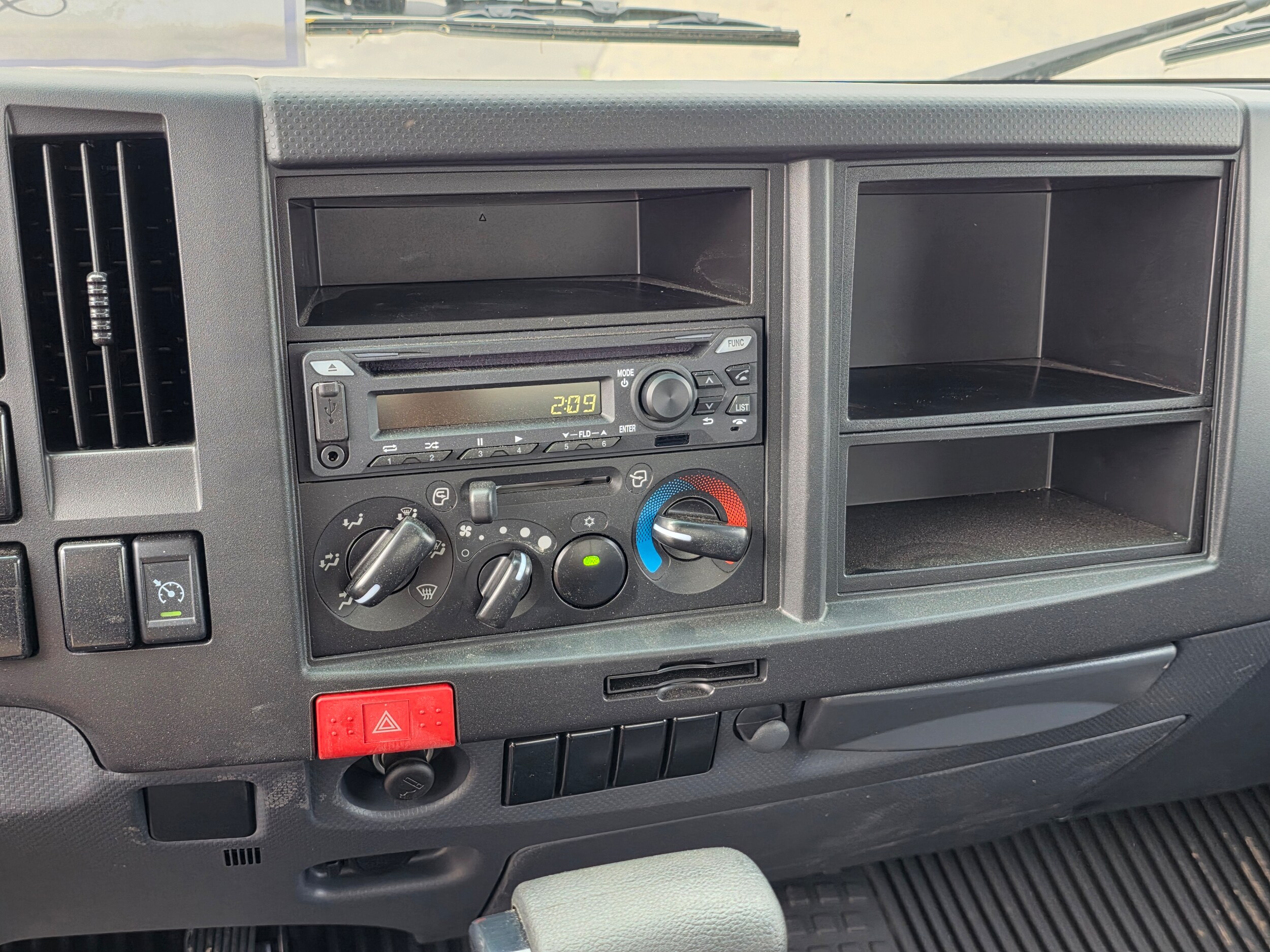 2024 Isuzu NPR HD - Photo 10