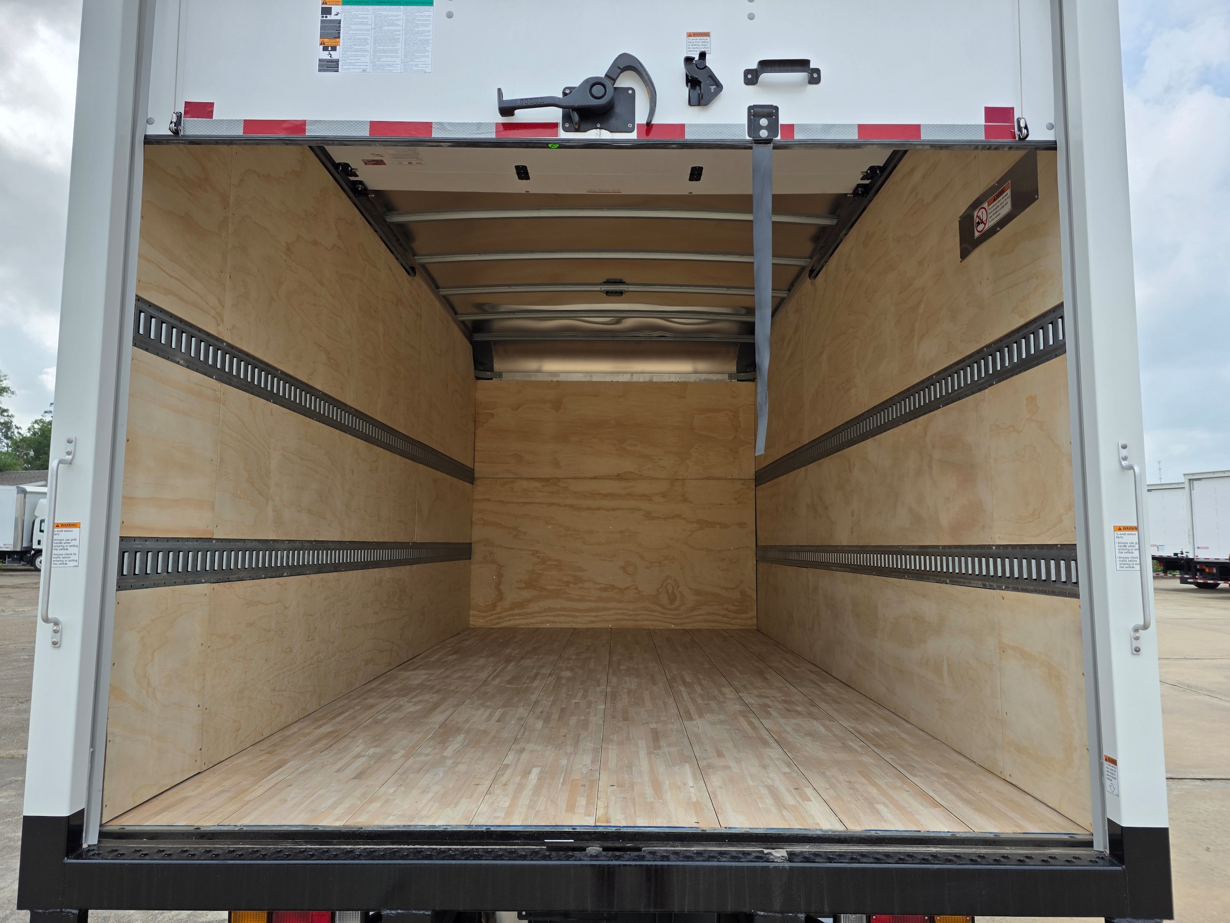 2024 Isuzu NPR HD - Photo 11