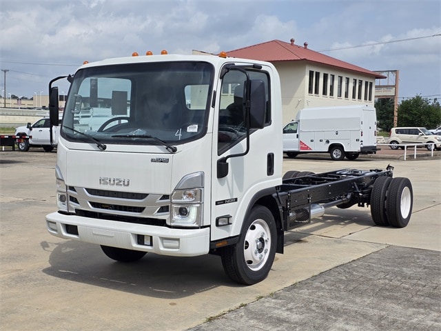2025 Isuzu NRR Truck's photo