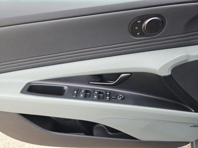 2025 Hyundai Elantra Limited - Photo 11