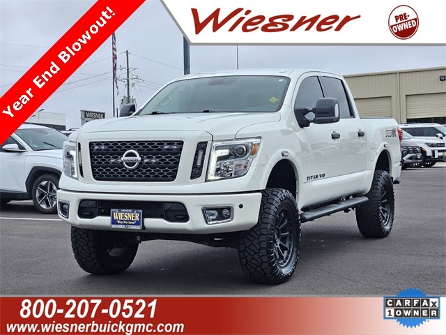 2019 Nissan Titan PRO-4X's photo