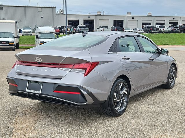 2025 Hyundai Elantra Limited - Photo 9