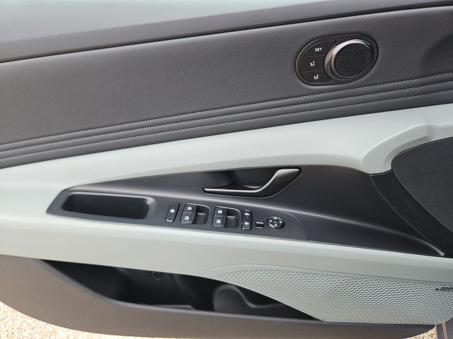 2025 Hyundai Elantra Limited - Photo 19