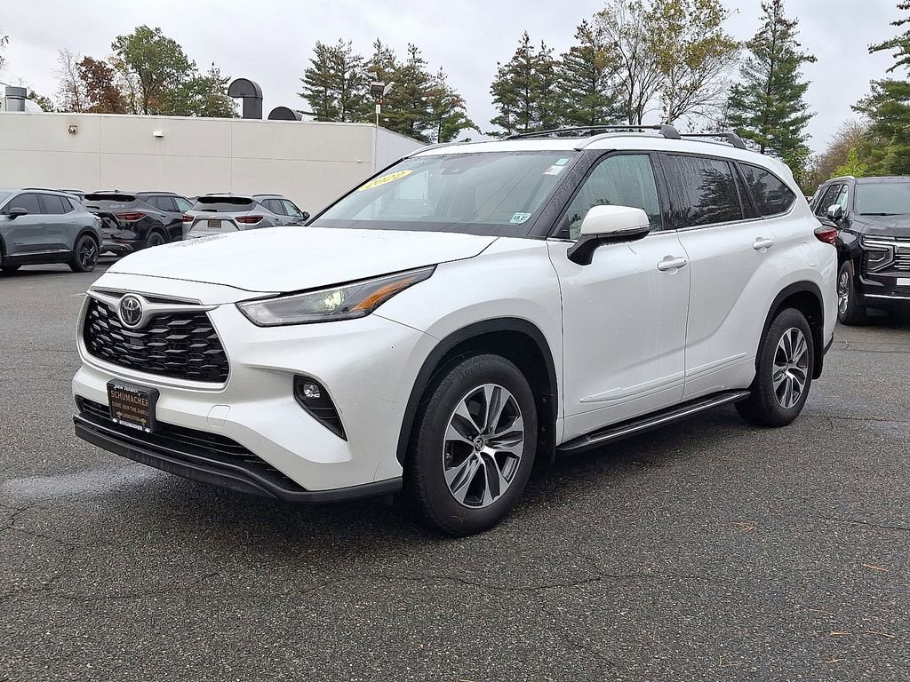 2022 Toyota Highlander XLE photo 3