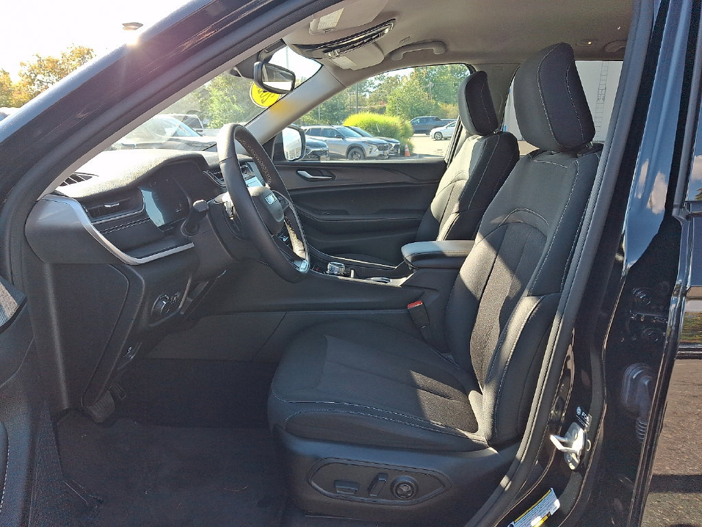 2023 Jeep Grand Cherokee Laredo - Photo 13