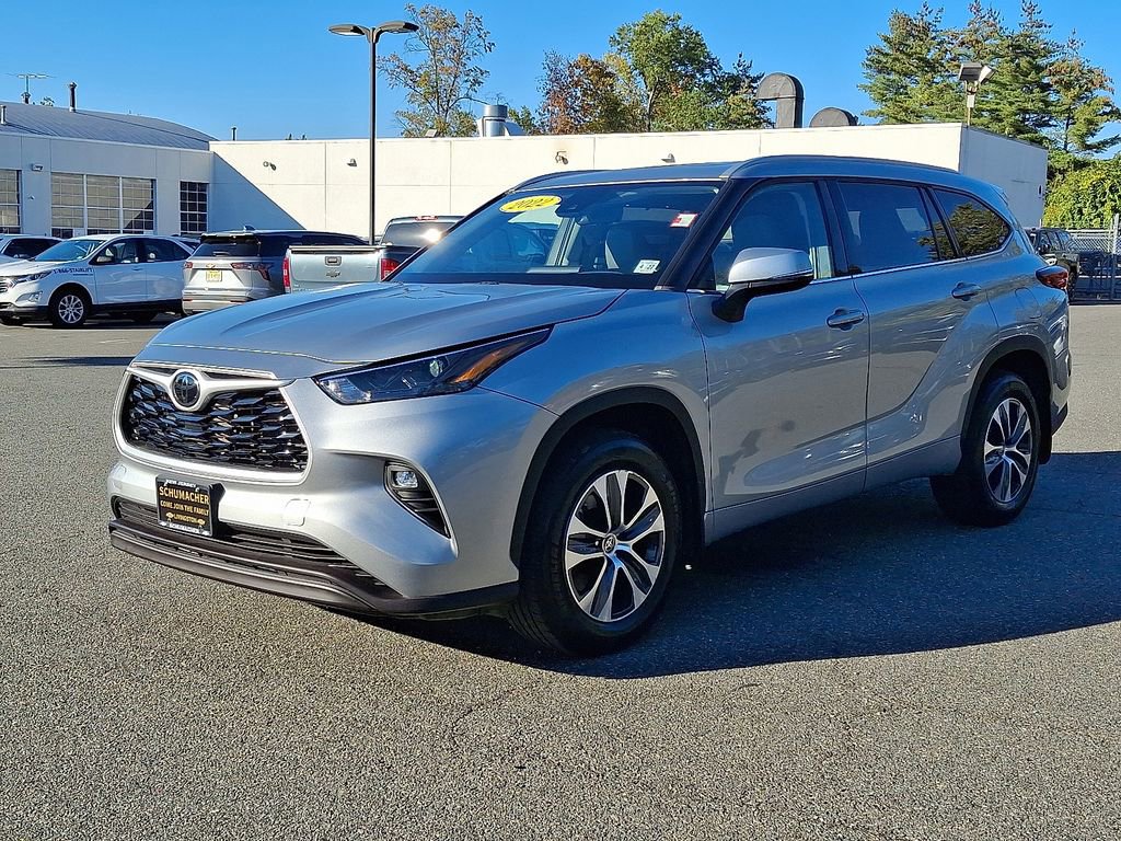 2022 Toyota Highlander XLE photo 3