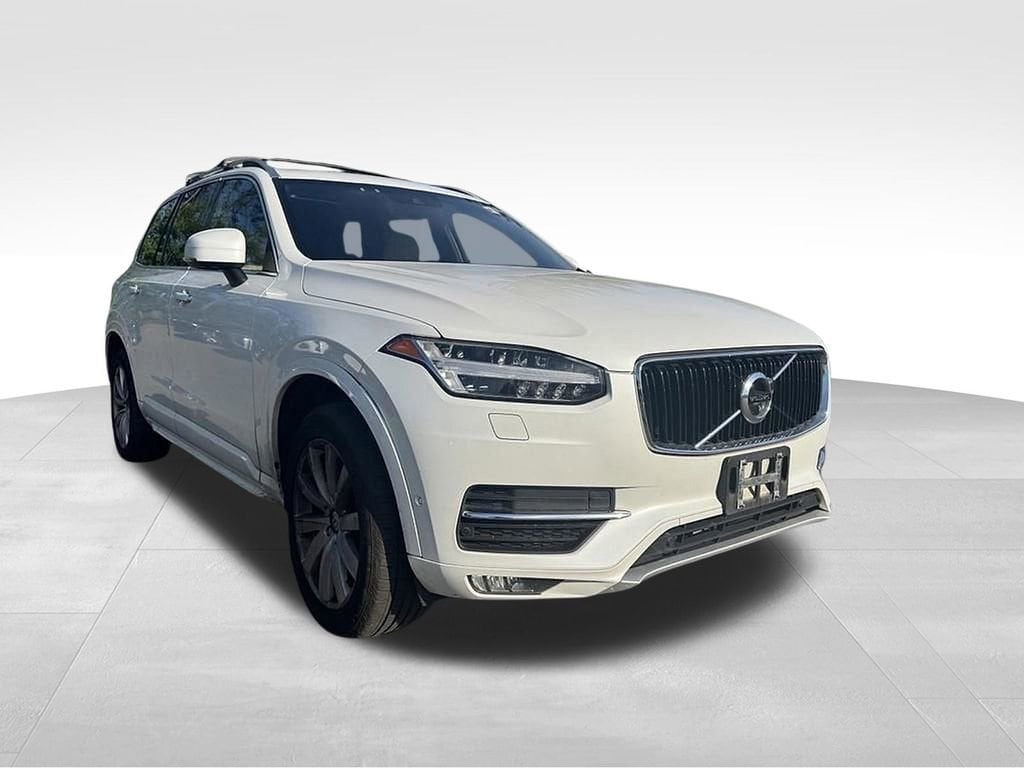 2016 Volvo XC90 T6 AWD Momentum's photo