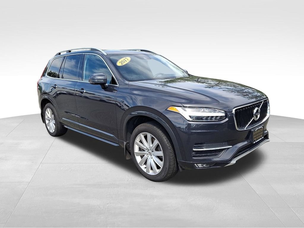 2017 Volvo XC90 T6 AWD Momentum's photo