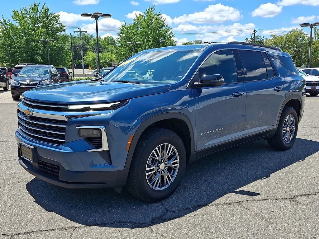 Used 2025 Chevrolet Traverse LT SUV
