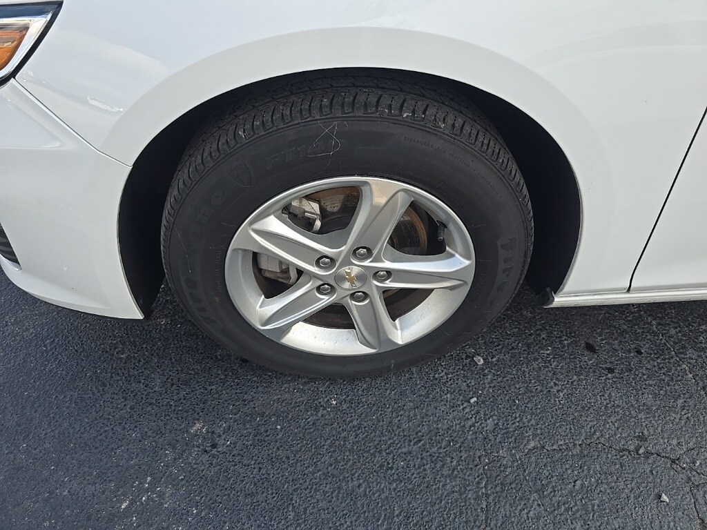2024 Chevrolet Malibu 1LT photo 2