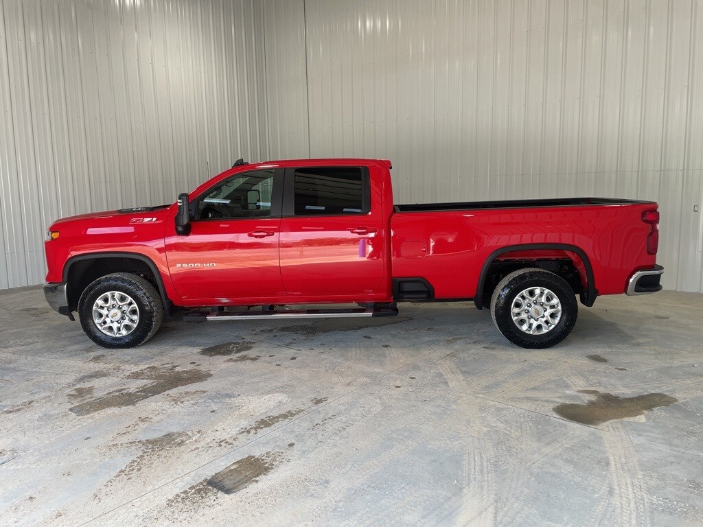 2025 Chevrolet Silverado LT photo 3