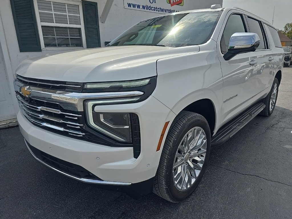 2025 Chevrolet Suburban Premier photo 3