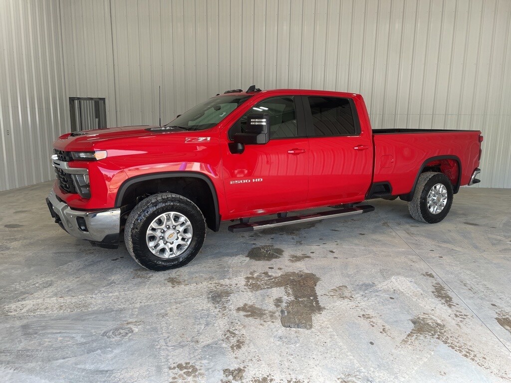 2025 Chevrolet Silverado LT photo 2